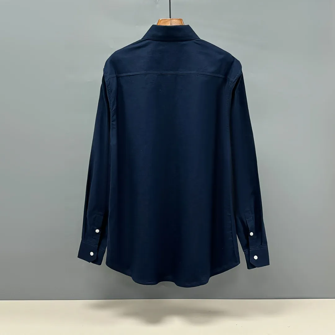 🅿️220 Ralph Lauren/Ralph Lauren early autumn linen embroidered shirt is made of custom-made natural plant fiber linen fabric with a unique bamboo texture. It has a simple and simple beauty. It has a loose fit and a three-dimensional upper body. The lines are smooth and natural. From the shoulder line to the waist line to the hem, the line transition is smooth. There are no unnecessary folds or accumulation. The whole body is neat and stretched. The chest is embellished with the iconic pony embroidery. Simple but highly recognizable. The color transition of the embroidery thread is natural. The stitches are even and uniform in size. The stitches can also connect naturally and the lines are smooth and not stiff. Size: S M L XL